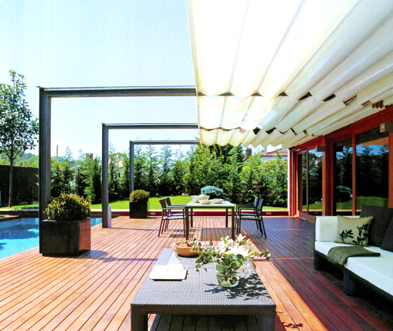 Toldo romano instalado bajo pérgola