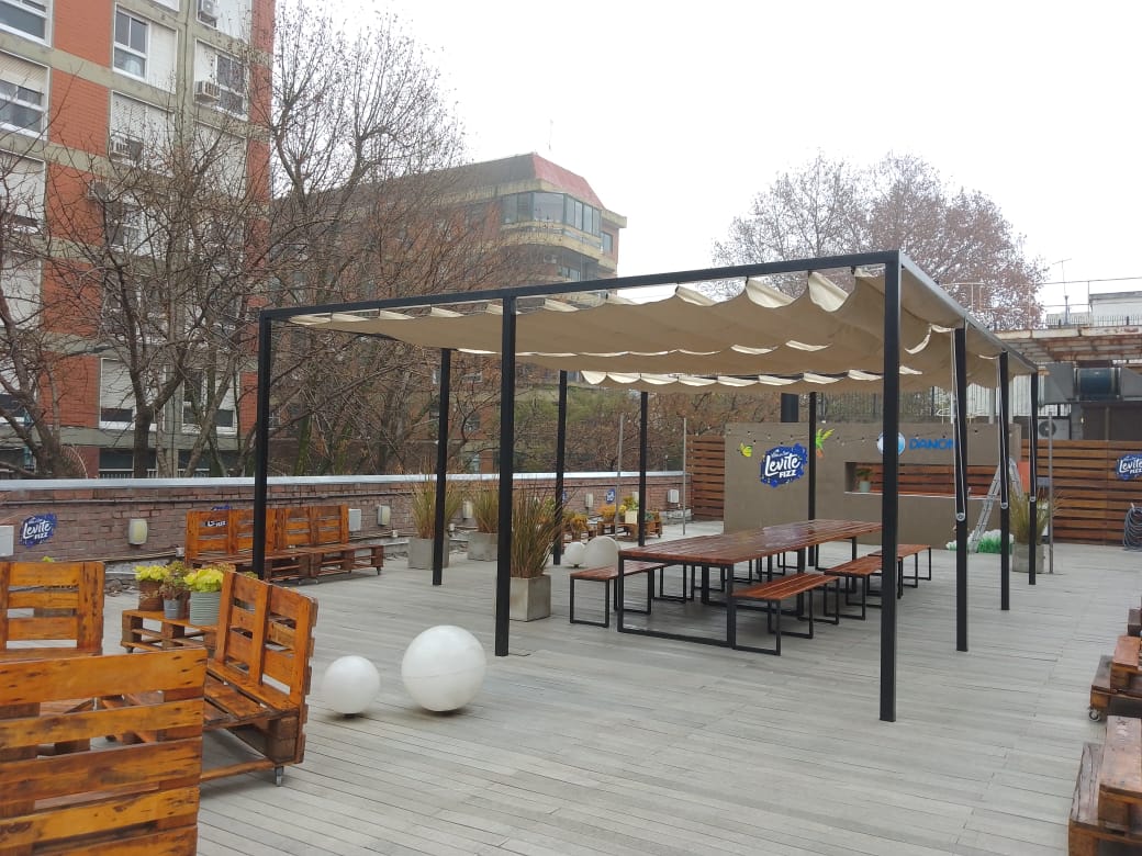Toldo romano instalado en pérgola de madera