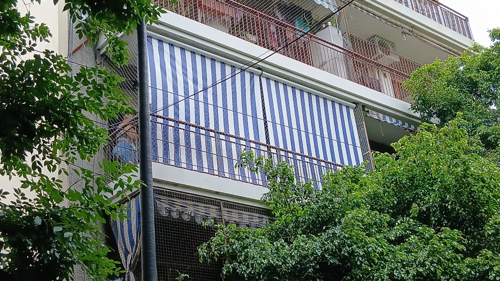 Toldo vertical instalado en balcón