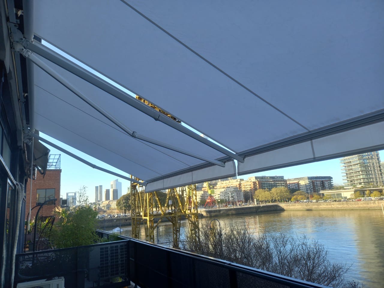 Toldo de brazo invisible instalado en terraza en Buenos Aires