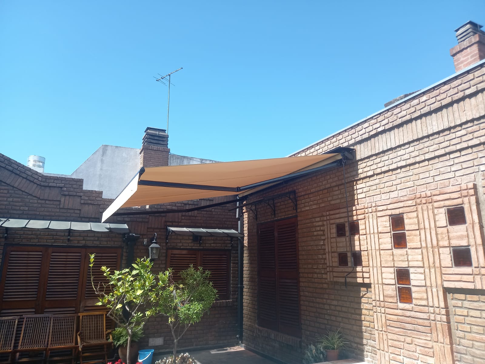 Toldo brazo invisible instalado - trabajo 3