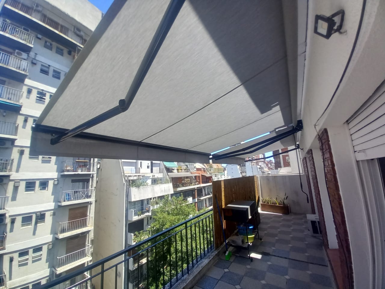 Toldo brazo invisible instalado - trabajo 5
