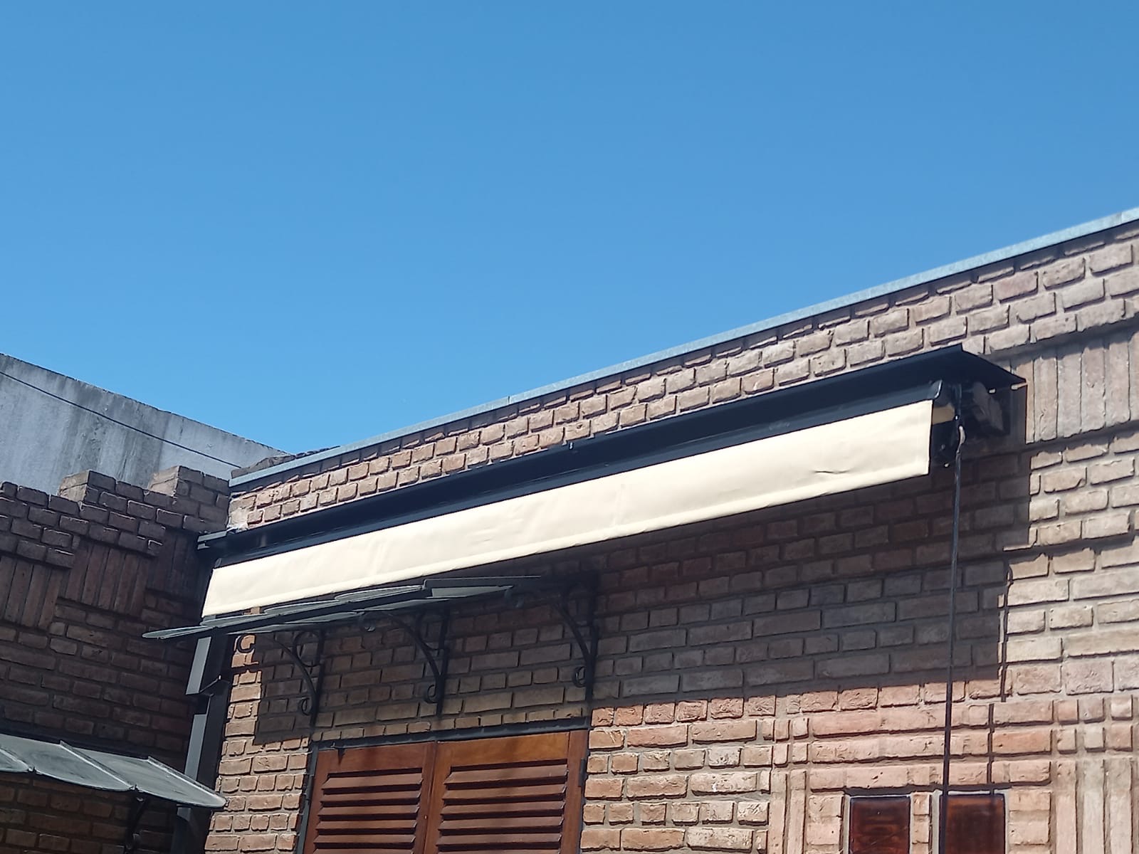 Cubretoldo de chapa para toldo brazo invisible