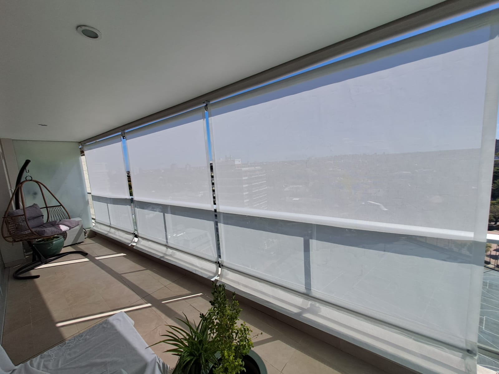 Toldo vertical con lona microperforada