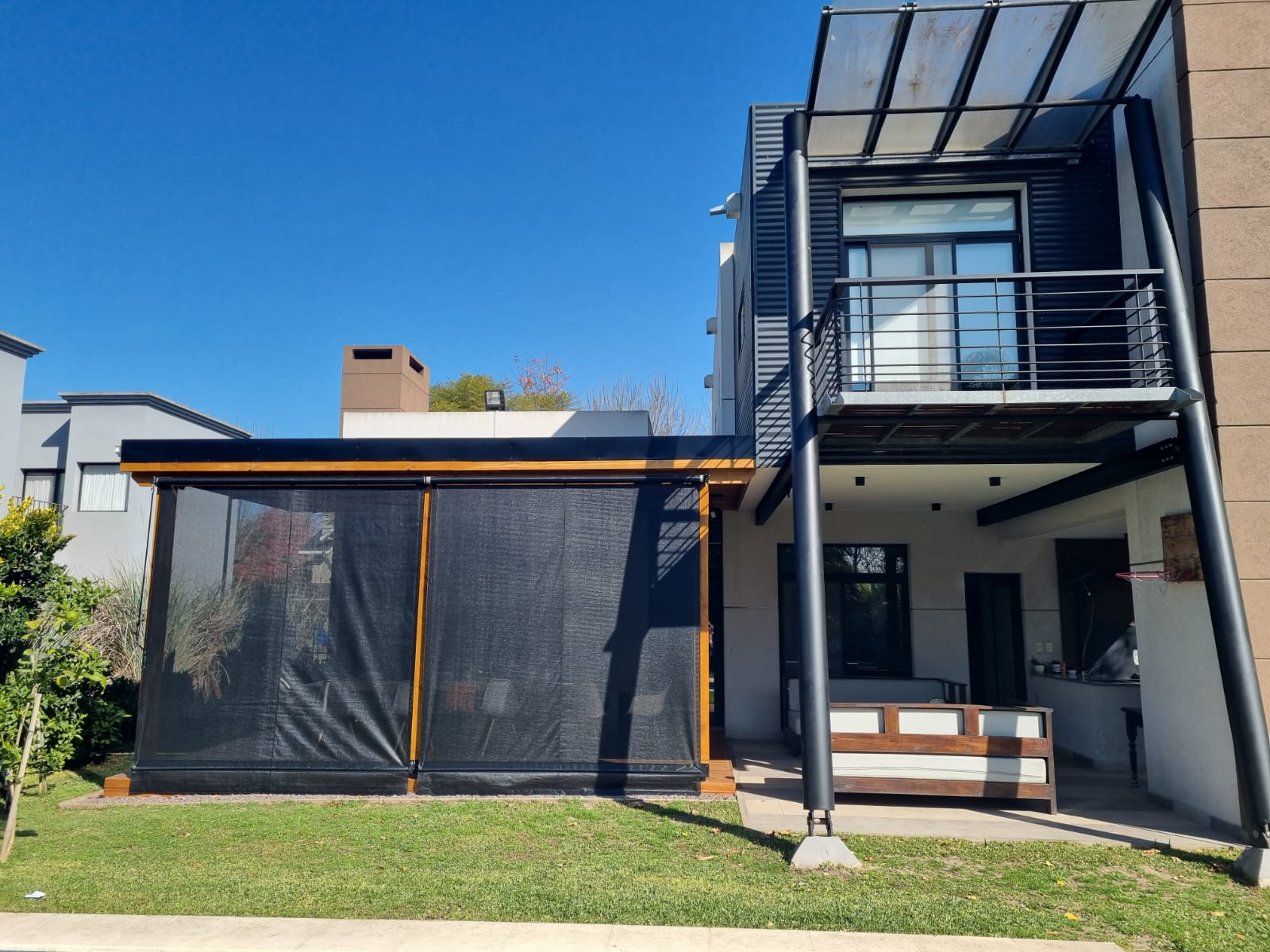 Cerramiento de lona microperforada