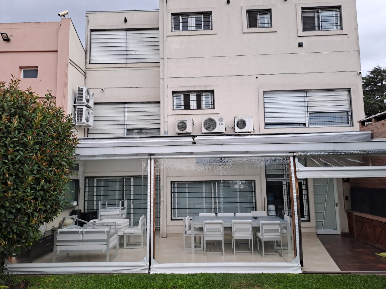 Cerramiento de lona transparente instalado en terraza